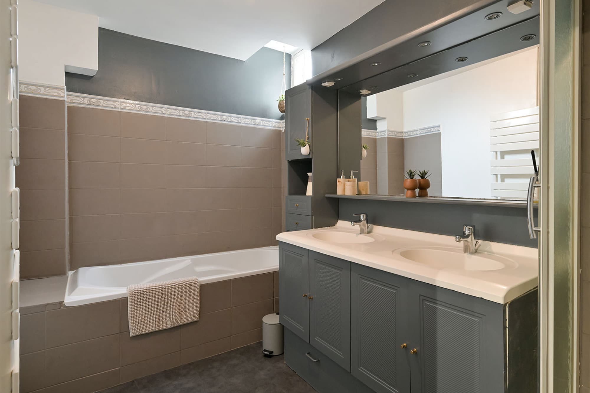 Brunhilde — bathroom