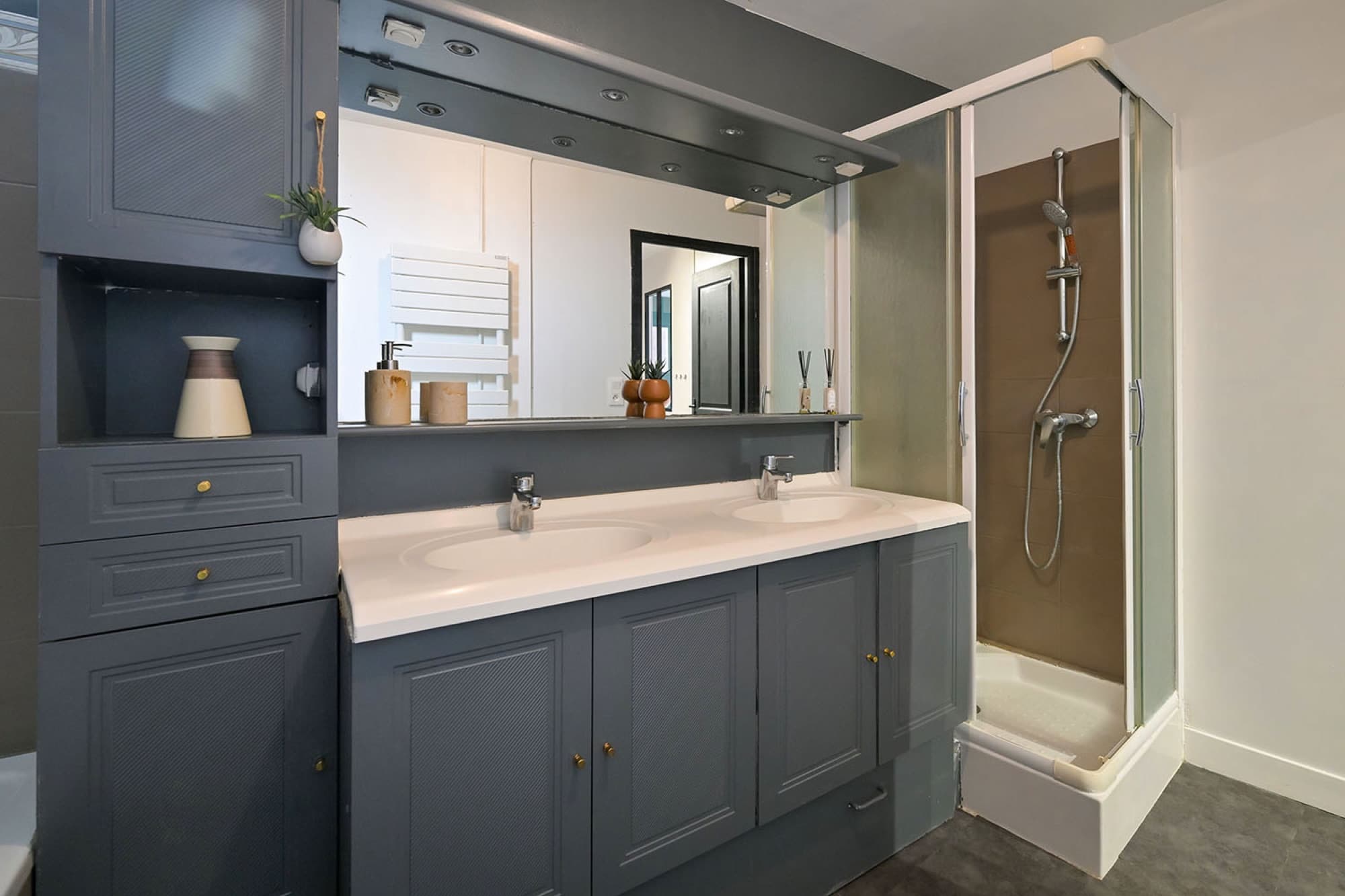 Brunhilde — bathroom