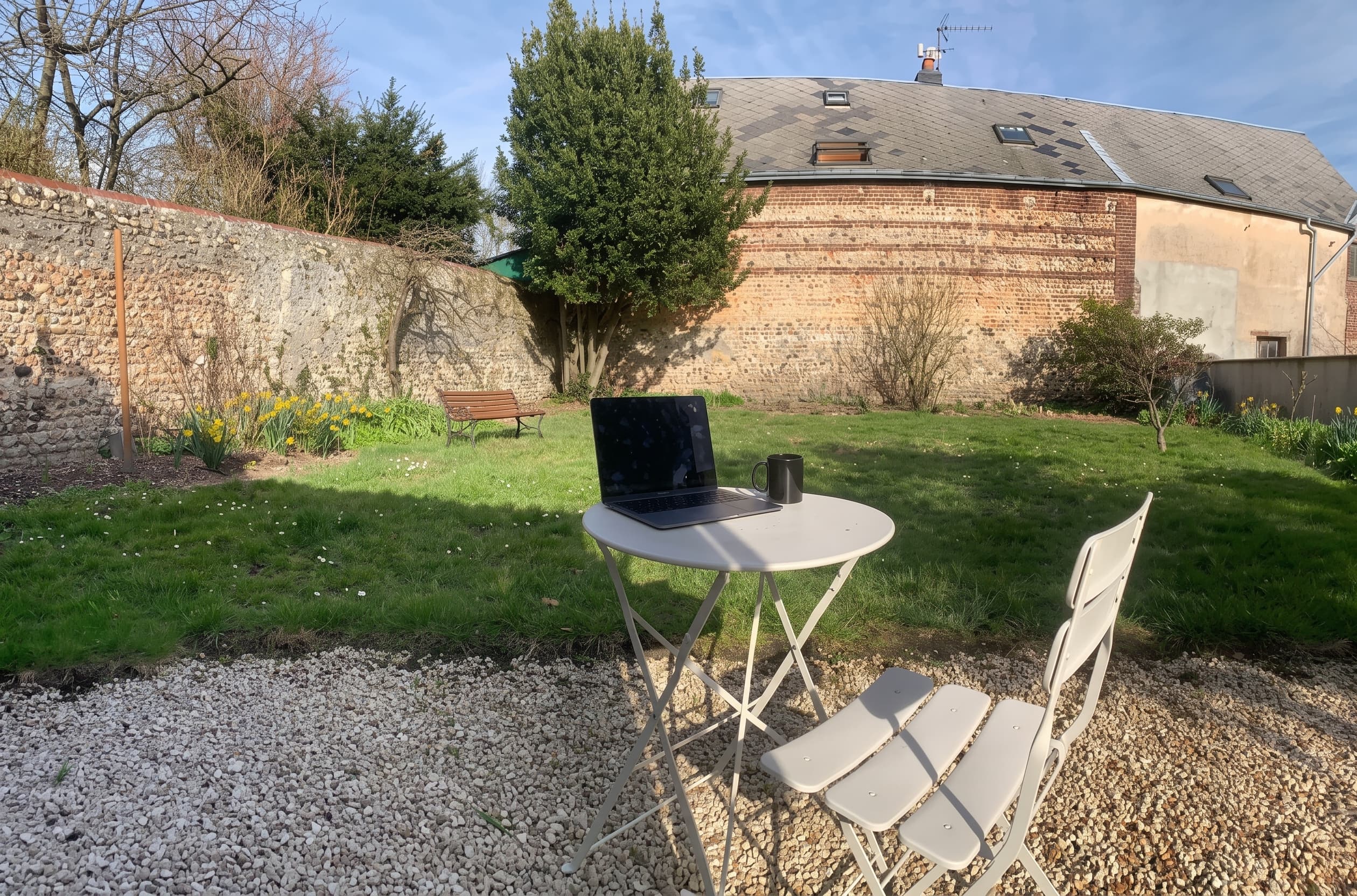 Espace pour travailler dans le jardin du Domaine des Abbesses